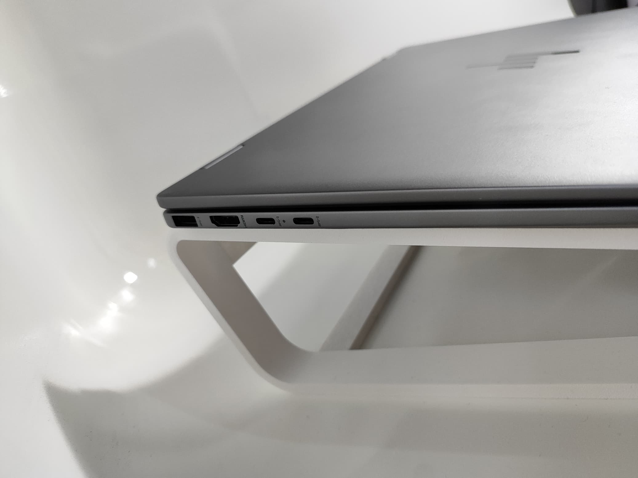 Laptop HP | AMD Ryzen 5 8640HS w/ Radeon 760M Graphics | AMD Radeon TM Graphics (512MB) | 8GB RAM | 512GB NVME - Miniatura 3