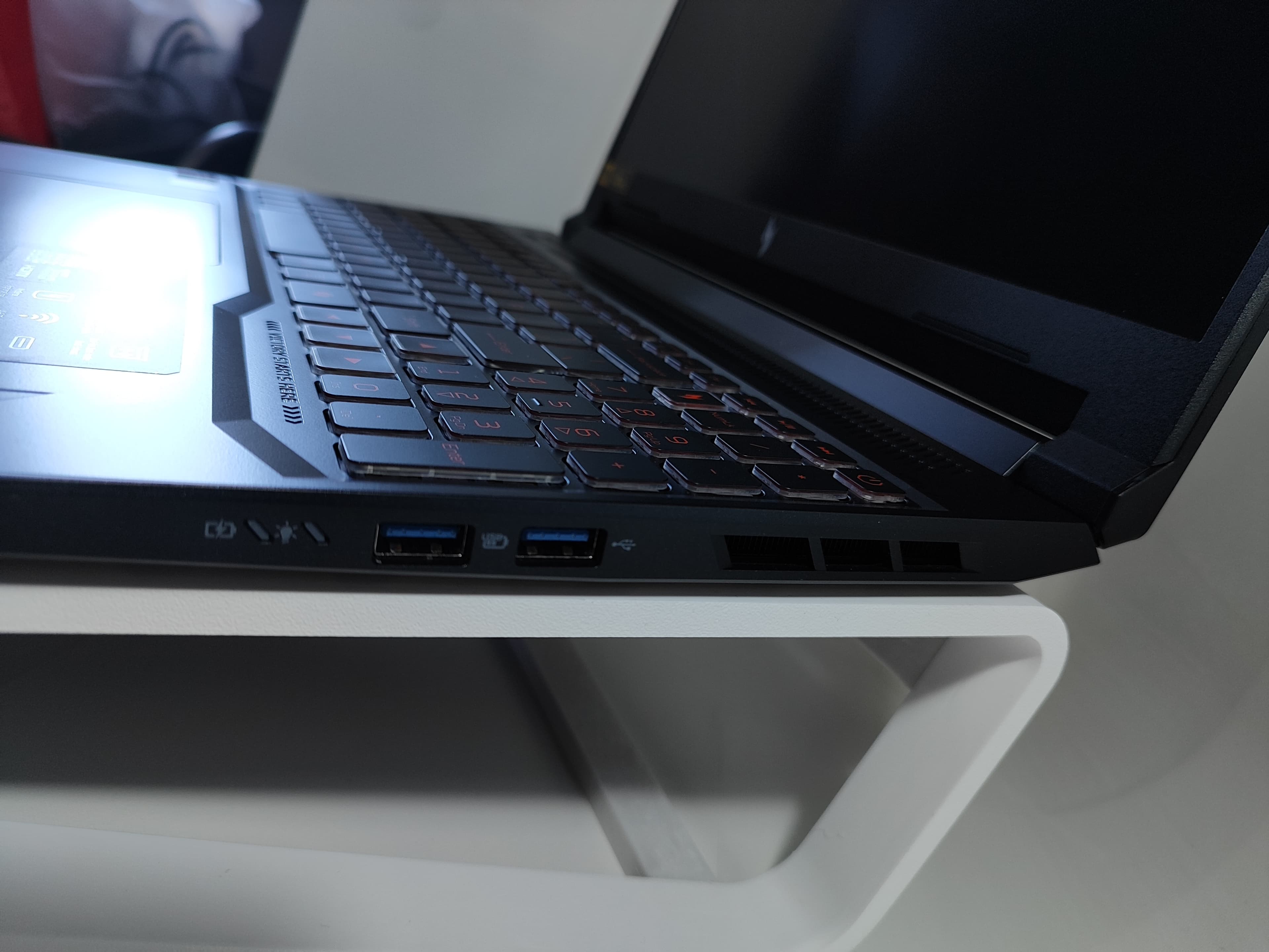 Laptop Acer | AMD Ryzen 5 240 w/ Radeon 760M Graphics | NVIDIA GeForce RTX 5050 Laptop GPU (8.0GB) + AMD Radeon 760M Graphics (512MB) | 16GB RAM | 512GB NVME - Miniatura 4