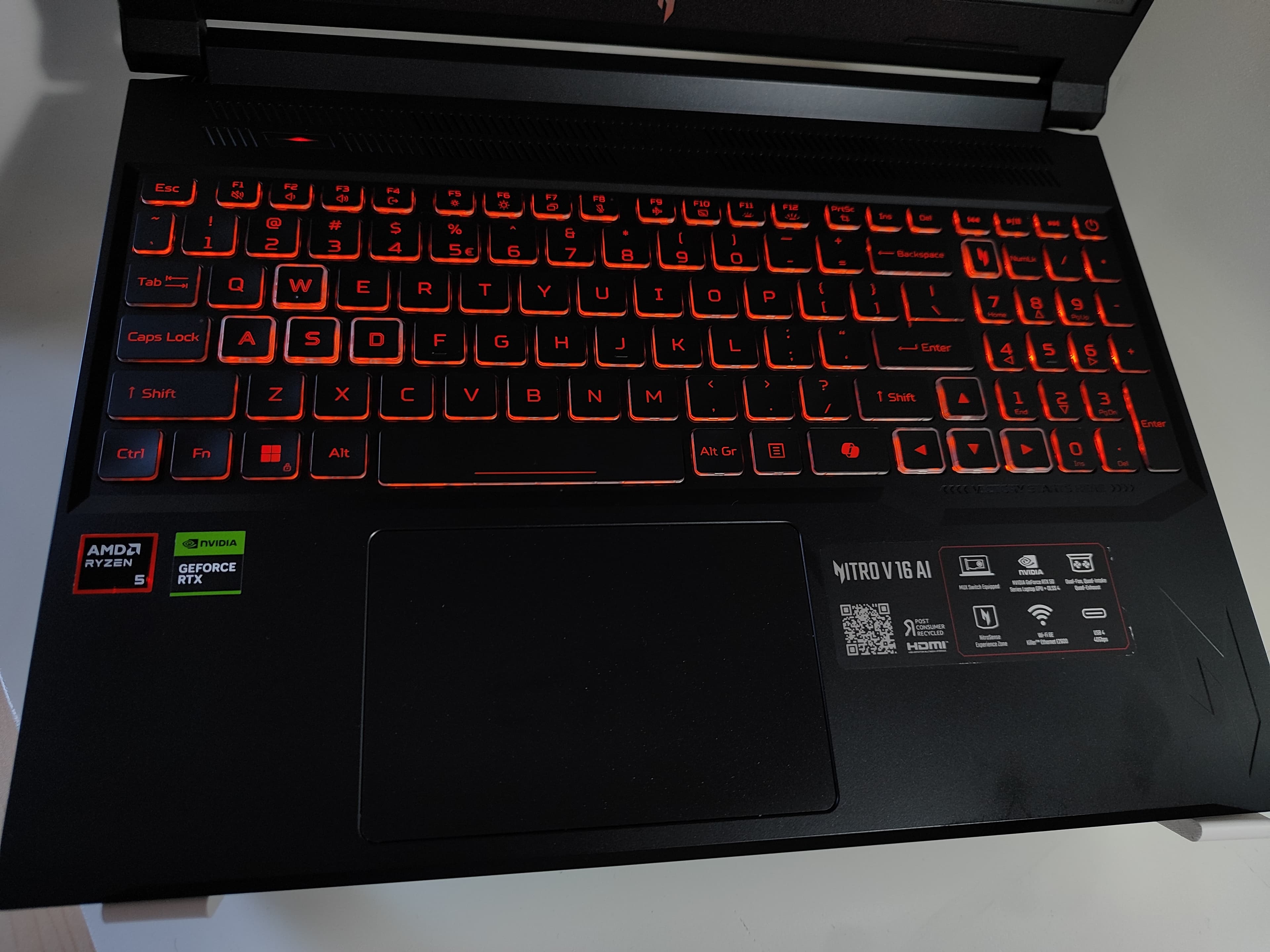 Laptop Acer | AMD Ryzen 5 240 w/ Radeon 760M Graphics | NVIDIA GeForce RTX 5050 Laptop GPU (8.0GB) + AMD Radeon 760M Graphics (512MB) | 16GB RAM | 512GB NVME - Miniatura 2