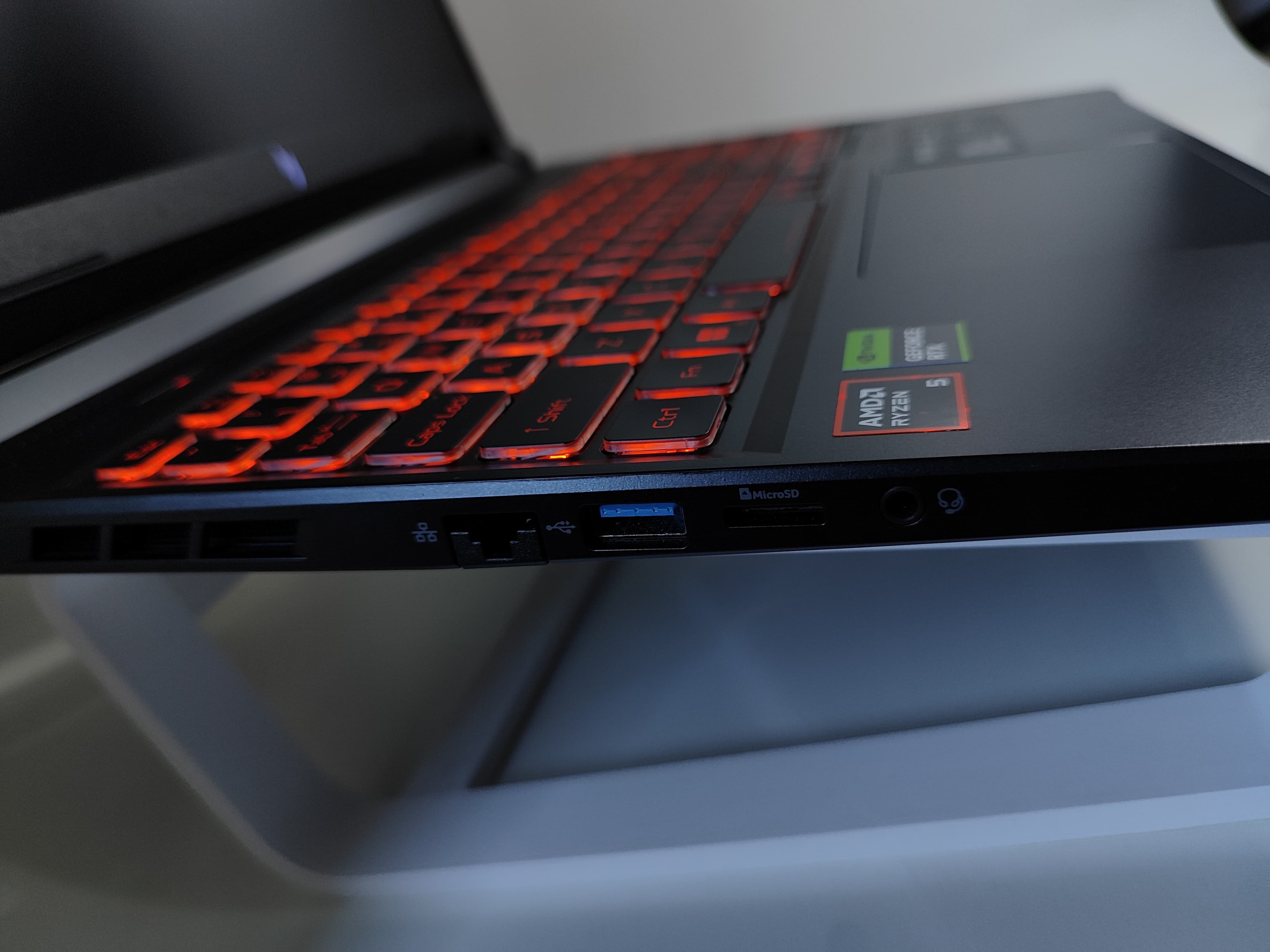 Laptop Acer | AMD Ryzen 5 240 w/ Radeon 760M Graphics | NVIDIA GeForce RTX 5050 Laptop GPU (8.0GB) + AMD Radeon 760M Graphics (512MB) | 16GB RAM | 512GB NVME - Miniatura 3